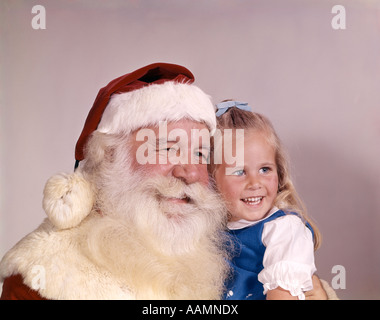 SANTA CLAUS in posa con la ragazza Foto Stock