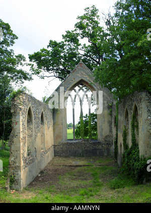 Una vista delle pareti in rovina e finestra orientale della chiesa di St Mary a Tivetshall St Mary, Norfolk, Inghilterra, Regno Unito, Europa. Foto Stock