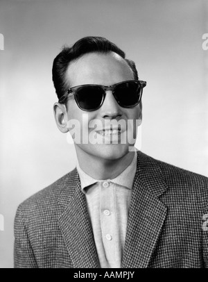 Anni Cinquanta anni sessanta ritratto di sorridere cieco indossando giacca sportiva camicia e molto scuro OCCHIALI PROTETTIVI Foto Stock