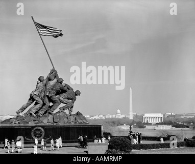 Anni sessanta Marine Corps monumento con orizzonte cittadino di Washington DC IN BACKGROUND Foto Stock