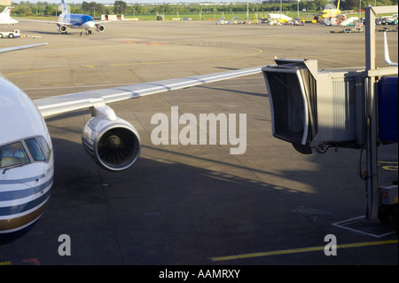 Skywalk passeggero avvicinando privilegio hola airlines boeing 757 256 piano seduta su supporto all'aeroporto di Dublino Foto Stock