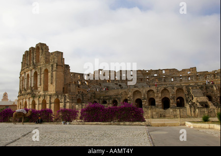 Il vecchio uomo con cammello su approccio al vecchio Colosseo da turistico parco auto el jem tunisia Foto Stock