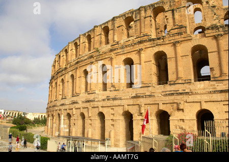 Ingresso e la parte anteriore del vecchio Colosseo romano contro blu cielo nuvoloso el jem tunisia Foto Stock
