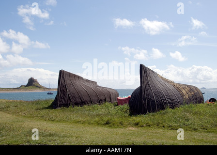 Capannoni in barca sull'Isola Santa di Lindisfarne, Northumberland. Foto Stock