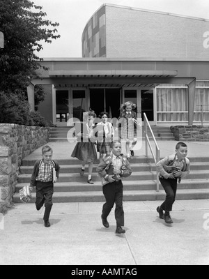 Sessanta bambini i libri di scuola gli studenti di grado Foto Stock