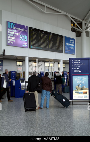 Atrio Partenze presso l'Aeroporto Internazionale di Bristol Avon England Regno Unito Regno Unito Foto Stock