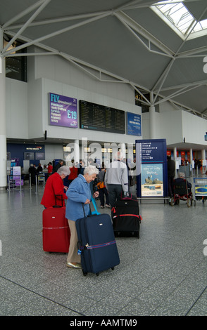 Atrio Partenze presso l'Aeroporto Internazionale di Bristol Avon England Regno Unito Regno Unito Foto Stock