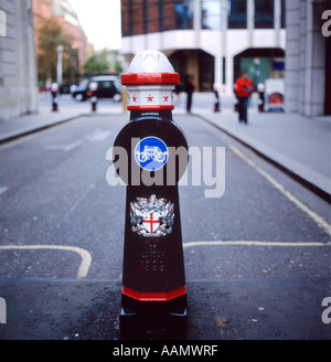 Segno di bicicletta su una London Corporation post di traffico in un London Square Mile street England Regno Unito Foto Stock