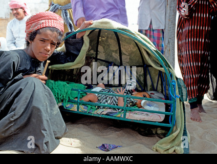 Ragazzo e bambino in un accampamento Bedu nel Wahiba Sands all'interno di Oman Foto Stock