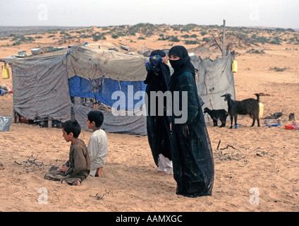 Le donne e i bambini in un accampamento Bedu nel Wahiba Sands all'interno di Oman Foto Stock