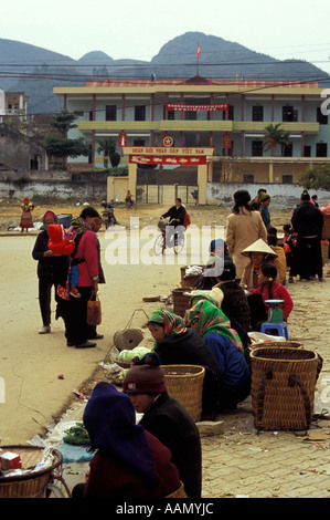 Fiori Hmong falchi che vendono merci a bordo strada a Bac ha, Alpi tonkinesi, Vietnam del Nord Foto Stock