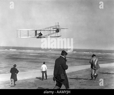 Uno dei fratelli Wright battenti GLIDER dall'oceano e spettatori sulla spiaggia al di sotto di Kitty Hawk nella Carolina del nord Stati uniti d'America Foto Stock