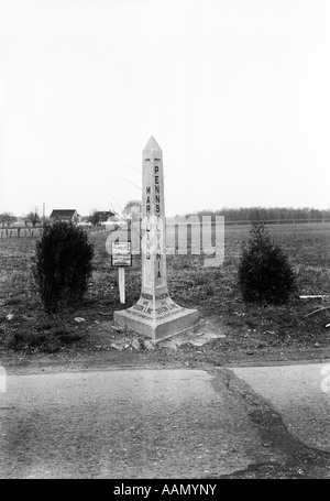 1920s 1930 strada segno marcatore obelisco PENNSYLVANIA MARYLAND MARCATURA DI CONFINE LA MASON DIXON LINE Foto Stock