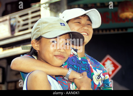 Kids costeggiata sulla strada, Hoi An, Vietnam Foto Stock