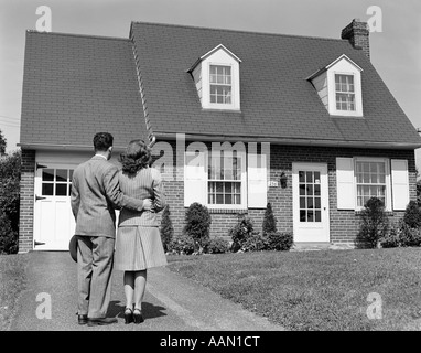 1940s coppia in cerca di casa suburbana Foto Stock