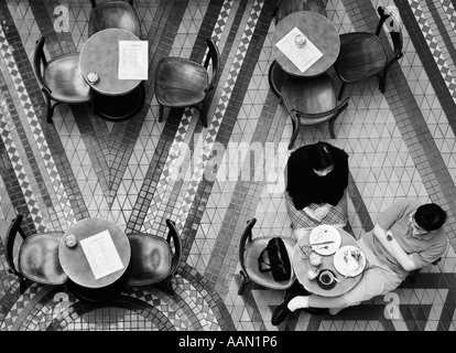 Vista aerea di un giovane seduto in un ristorante della Queen Victoria Building complesso per lo shopping di Sydney Foto Stock