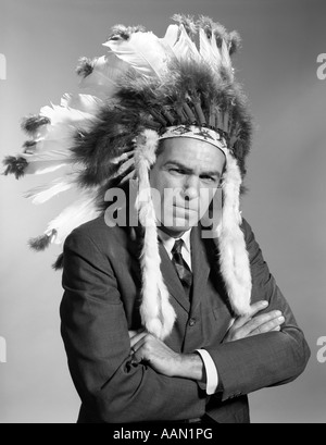 Anni sessanta ritratto uomo che indossa capo indiano FEATHERED copricapo Foto Stock