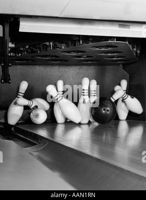 Anni sessanta close-up di palla da bowling di colpire i PIN Foto Stock