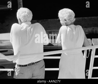 Anni Settanta vista posteriore della coppia di anziani che guarda sul ponte della nave da crociera Foto Stock