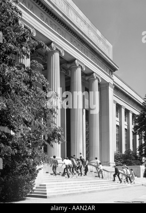 Anni Settanta un gruppo di studenti del college salendo le scale di ingresso principale alla costruzione sul campus del MIT Foto Stock