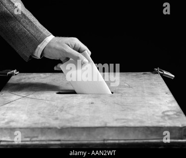 1930s 1940s maschio caduta a mano carta scrutinio nella casella di voto Foto Stock