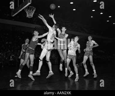 1950s college basketball BALTIMORE WARRIORS PHILADELPHIA sfera è in aria saltando i giocatori sotto canestro Foto Stock