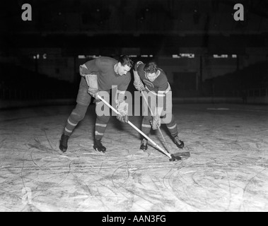 Negli anni quaranta anni cinquanta giocatori di hockey su ghiaccio in lotta per il puck Foto Stock