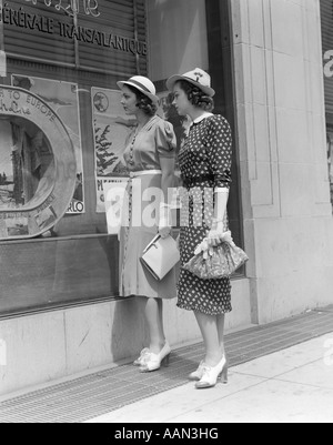 1930 Due giovani donne window shopping Foto Stock