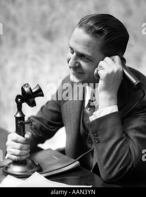 1920s imprenditore parlando in candelabro telefono Foto Stock