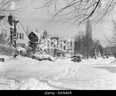 1940s SUBURBAN INVERNO SCENIC STREET CASE E auto coperto di neve Foto Stock