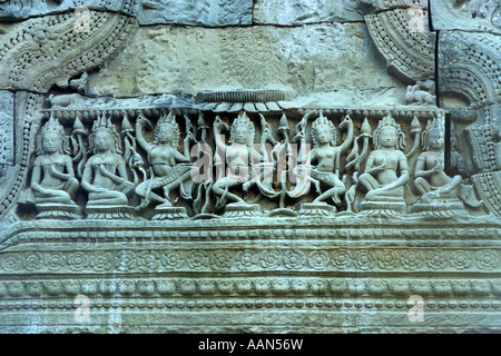 Dettaglio di intricate sculture di danza Apsara sul fregio della Sala dei ballerini, Preah Khan Temple, Cambogia Foto Stock