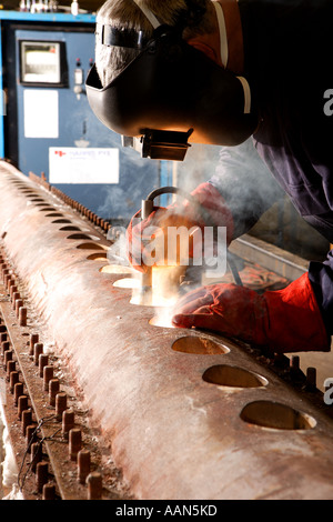 Saldatura saldatore pesanti macchinari utilizzati nella caldaia di una nave Foto Stock