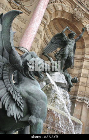 Font de Saint Michel in Place Saint Michel, Paris, Francia Foto Stock