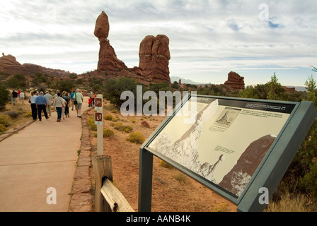 Roccia bilanciato (altezza totale 128 piedi - 39 metri). Arches National Park. Lo stato dello Utah. Stati Uniti d'America Foto Stock