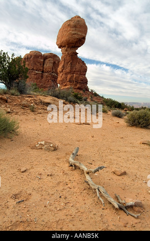 Roccia bilanciato (altezza totale 128 piedi - 39 metri). Arches National Park. Lo stato dello Utah. Stati Uniti d'America Foto Stock