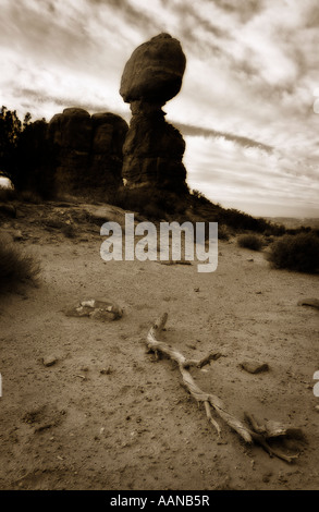 Roccia bilanciato (altezza totale 128 piedi - 39 metri). Arches National Park. Lo stato dello Utah. Stati Uniti d'America Foto Stock