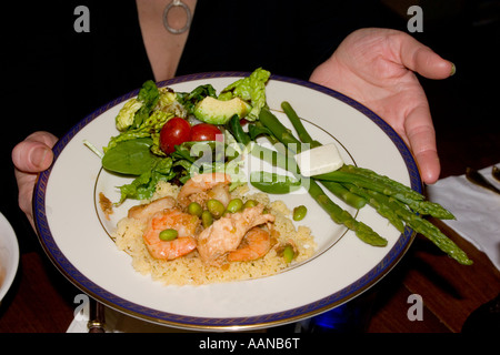 Cena Insalata di asparagi couscous di gamberi e capesante. St Paul Minnesota USA Foto Stock