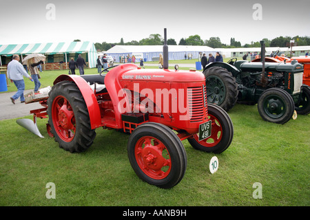 Trattori d'epoca sul display in Suffolk spettacolo agricolo, England, Regno Unito Foto Stock