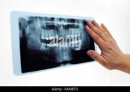 Dentista esaminando odontoiatrici a raggi X Foto Stock