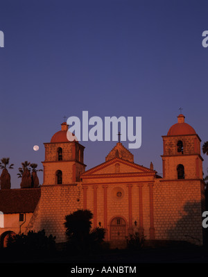 Santa Barbara Missione al sunrise con moonsetting con una luce calda sulla facciata di Santa Barbara California USA Foto Stock