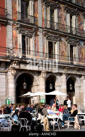 Turistico a una caffetteria presso la Casa de la Panaderia con i suoi dipinti allegorici a Plaza Mayor Madrid Spagna Foto Stock