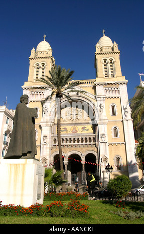 Cattedrale di San Vincenzo de' Paoli del XIX secolo e la statua di Ibn Khaldun filosofo islamico e sociologo Tunis Tunisia Foto Stock