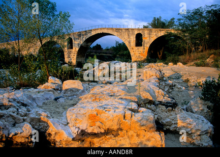 Pont Julien un ponte romano oltre il fiume Calavon vicino Apt nel Luberon, Vaucluse Francia, Europa al crepuscolo Foto Stock