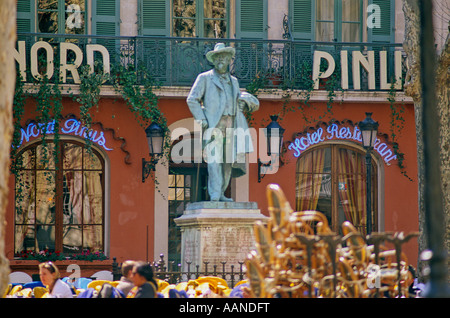 Statua di Mistral e cafe al di fuori del Nord Hotel Pinus, Arles, Bouches du Rhone, Provenza, Francia Foto Stock