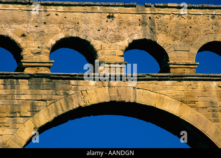 Acquedotto romano - il Pont du Gard attraverso il fiume Gardon a Vers-Pont-du-Gard vicino Remoulins, Languedoc, Francia Foto Stock