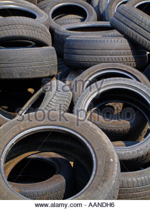 Una pila di vecchi e consunti pneumatici per auto Foto Stock