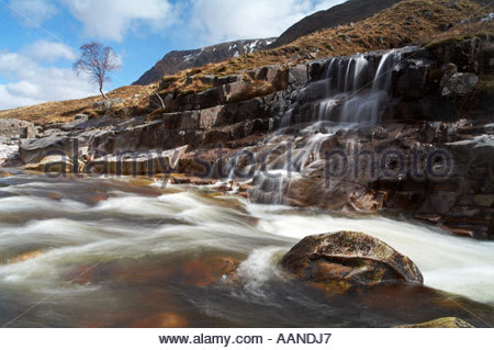 Una cascata di Glen Etive Glencoe, Scozia in una giornata di sole Foto Stock