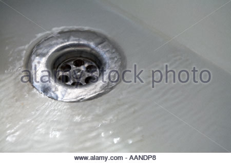 Il drenaggio d'acqua verso il basso scarico Foto Stock