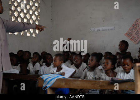 Gli scolari frequentano una lezione in un'aula primaria in un insediamento rurale nella provincia del Nord Kivu nella Repubblica Democratica del Congo in Africa Foto Stock