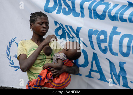 La donna congolese sfollata tiene il suo bambino mentre attende la distribuzione di cibo effettuata dal World Food Program WFP nel Nord Kivu Repubblica Democratica del Congo Africa Foto Stock